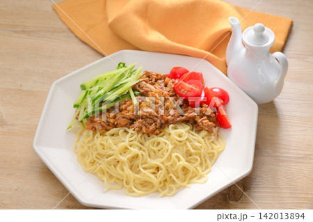 ジャージャー麺、リブート版。トッピングに胡瓜とミニトマト、肉味噌には絹豆腐、刻み漬物を加え。 ジャージャー麺、リブート版。トッピングに胡瓜とミニトマト、肉味噌には絹豆腐、刻み漬物を加え。 142013894