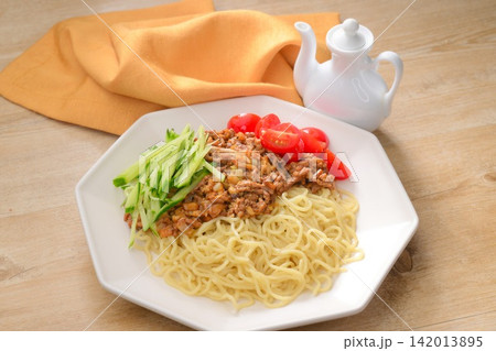 ジャージャー麺、リブート版。トッピングに胡瓜とミニトマト、肉味噌には絹豆腐、刻み漬物を加え。 ジャージャー麺、リブート版。トッピングに胡瓜とミニトマト、肉味噌には絹豆腐、刻み漬物を加え。 142013895