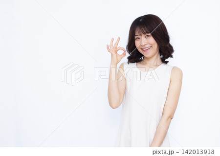 OKサインをしている女性 OKサインをしている女性 142013918
