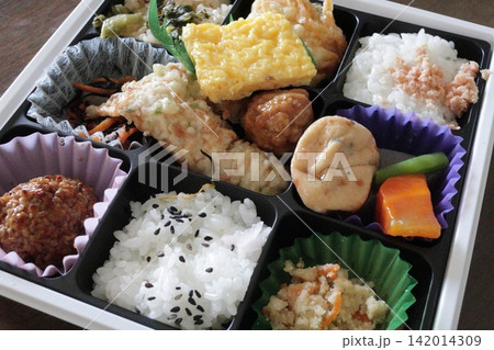 お花見やイベントにぴったりな幕の内弁当 お花見やイベントにぴったりな幕の内弁当 142014309