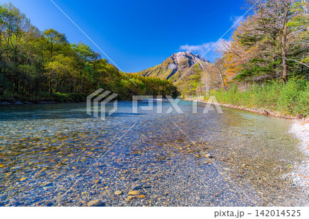 【紅葉の上高地】秋の上高地・梓川と焼岳【長野県】 【紅葉の上高地】秋の上高地・梓川と焼岳【長野県】 142014525