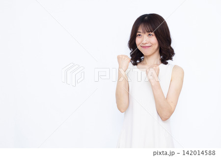 ガッツポーズをしている女性 ガッツポーズをしている女性 142014588