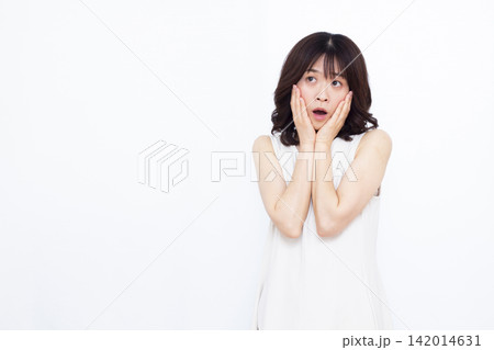 びっくり驚いている女性 びっくり驚いている女性 142014631