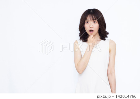びっくり驚いている女性 びっくり驚いている女性 142014766