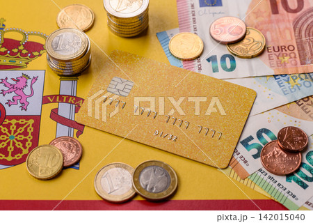 A credit card for contactless cashless payments via a terminal or online. A credit card 142015040