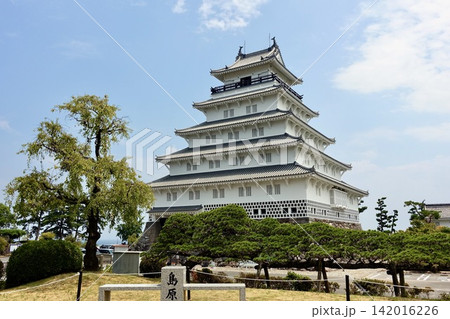 青空のもとに聳え立つ島原城の五層天守閣と松の木 長崎県島原市 青空のもとに聳え立つ島原城の五層天守閣と松の木 長崎県島原市 142016226