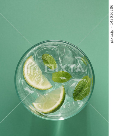 Minimal mojito cocktail glowing sunlight reflections 142016286