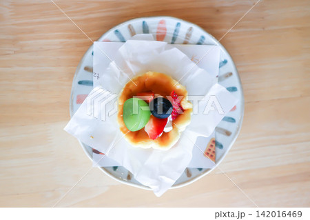 cheesecake with fruit topping or basque cheesecake with fruit topping cheesecake with fruit topping or basque cheesecake with fruit topping 142016469
