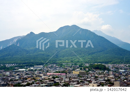 島原城天守閣から見下ろす緑豊かな雲仙岳と島原市街の街並み 長崎県島原市 島原城天守閣から見下ろす緑豊かな雲仙岳と島原市街の街並み 長崎県島原市 142017042