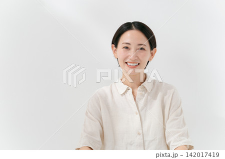 白シャツの笑顔の女性 白シャツの笑顔の女性 142017419