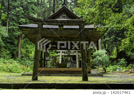 京都府亀岡市西別院町犬甘野に所在する静寂な松尾神社を撮影 京都府亀岡市西別院町犬甘野に所在する静寂な松尾神社を撮影 142017461