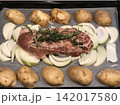 ローズマリーを乗せたローストポークの下ごしらえ 142017580