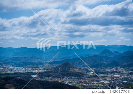 【瀬戸内海国立公園】飯野山 登山道から見た讃岐山脈と四国山地の山並み2 香川県丸亀市飯山町 【瀬戸内海国立公園】飯野山 登山道から見た讃岐山脈と四国山地の山並み2 香川県丸亀市飯山町 142017708
