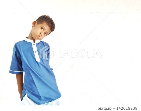boy with paint roller 142018239