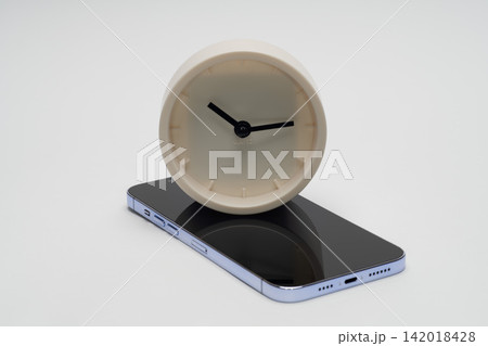 スマートフォンで時間管理を行うデジタルライフ 142018428