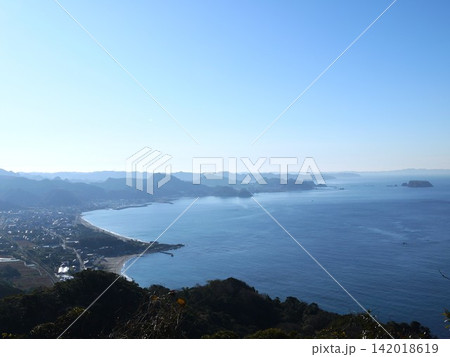 青空が広がる鋸山の風景 142018619