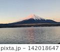 山中湖畔から望む夕焼けの紅富士 142018647