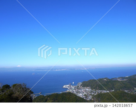 青空が広がる鋸山の風景 142018657