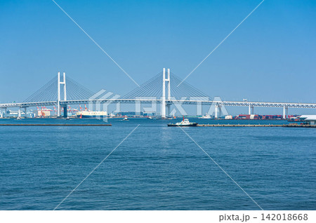 横浜ベイブリッジと青空の風景 142018668