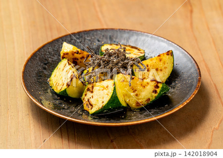 炭火で香ばしく焼いたズッキーニ塩昆布添え 142018904