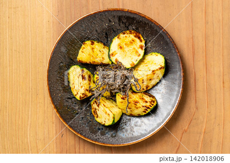 炭火で香ばしく焼いたズッキーニ塩昆布添え 炭火で香ばしく焼いたズッキーニ塩昆布添え 142018906