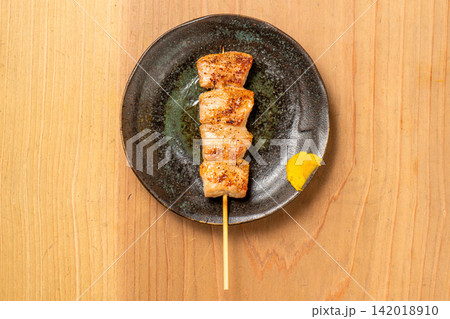 ジューシーな豚トロの炭火豚串焼き ジューシーな豚トロの炭火豚串焼き 142018910