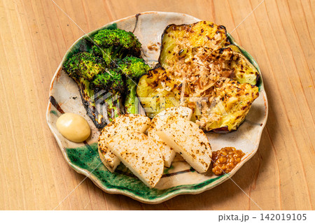 彩り豊かな炭火焼き野菜3種盛り合わせ 142019105