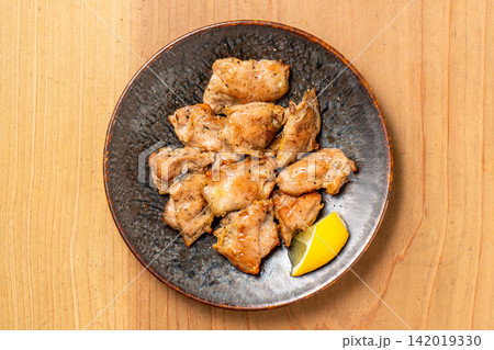 ジューシーで濃厚な旨味の炭火焼き鶏ハラミ 142019330