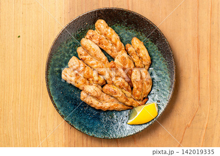 弾力とジューシーさが魅力の炭火焼き鶏せせり 142019335