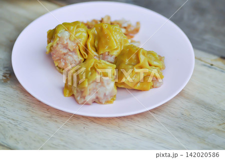 Chinese steamed dumpling or dim sum , steamed dumpling Chinese steamed dumpling or dim sum , steamed dumpling 142020586