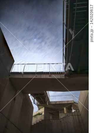 近代的な展望台と夜空に広がる星々 近代的な展望台と夜空に広がる星々 142020617