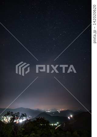 山間の夜景と頭上に広がる満天の星 山間の夜景と頭上に広がる満天の星 142020620