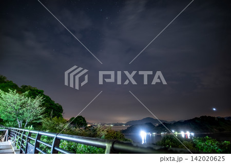 夜の展望台から望む星空と海景 夜の展望台から望む星空と海景 142020625