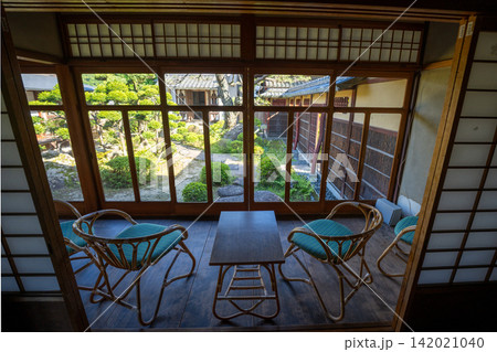 猪名川町立静思館の庭を望む木造の縁側 猪名川町立静思館の庭を望む木造の縁側 142021040