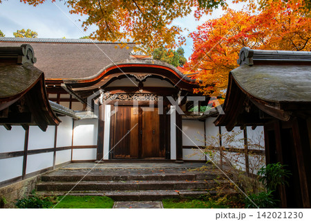 Ryoan-ji temple gate with autumn maple leaf garden, Kyoto Ryoan-ji temple gate with autumn maple leaf garden, Kyoto 142021230