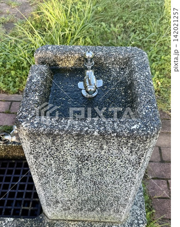 公園の水飲み場にある水飲み 公園の水飲み場にある水飲み 142021257