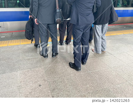 通勤ラッシュ時、電車を待つサラリーマン 通勤ラッシュ時、電車を待つサラリーマン 142021263