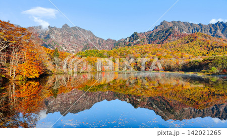 鏡池と戸隠山(秋) 鏡池と戸隠山(秋) 142021265