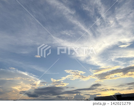 夕日に照らされる雲 142021279