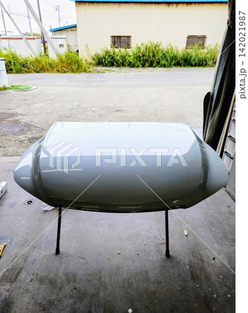 板金塗装工場で専用スタンドに設置された自動車の外装パーツ 142021987