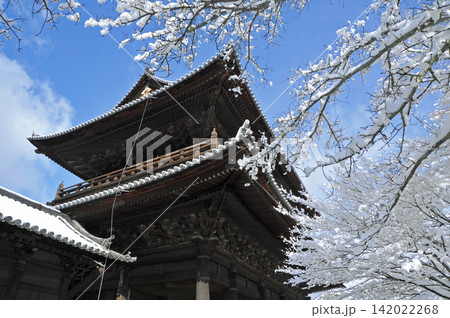 京都　雪の南禅寺三門 142022268