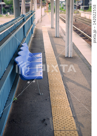 武佐駅のホームにある青色の樹脂製4人掛けベンチ 142022558