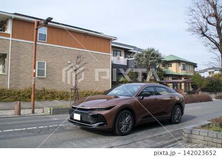 セダン SUVテイスト 道路走行中 セダン SUVテイスト 道路走行中 142023652