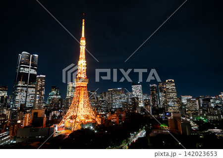 東京都　ライトアップした東京タワー・東京タワーのある街並み・夜の東京都市風景 142023653