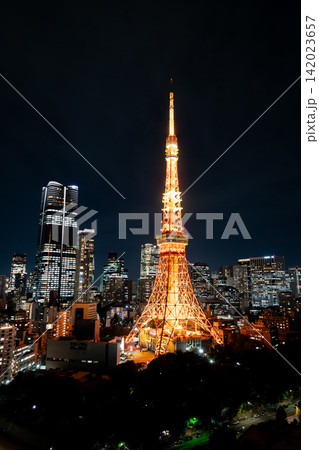 東京都 ライトアップした東京タワー・東京タワーのある街並み・夜の東京都市風景 東京都 ライトアップした東京タワー・東京タワーのある街並み・夜の東京都市風景 142023657