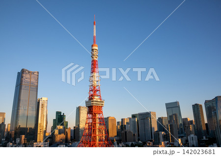 東京都 朝日に照らされる東京タワー・東京タワーのある街並み・朝焼けの東京都市風景 東京都 朝日に照らされる東京タワー・東京タワーのある街並み・朝焼けの東京都市風景 142023681