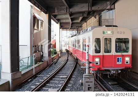 瓦町駅のホームに入線する高松琴平電気鉄道志度線の列車 142024131