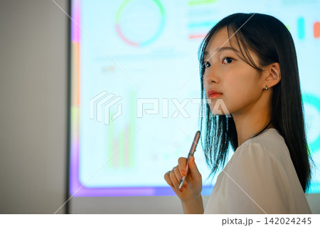 プレゼン資料を見つめる女性 142024245