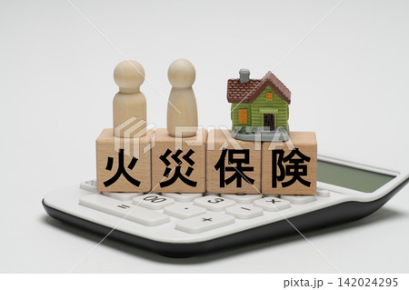火災保険の加入と住まいの安心を表すイメージ 火災保険の加入と住まいの安心を表すイメージ 142024295