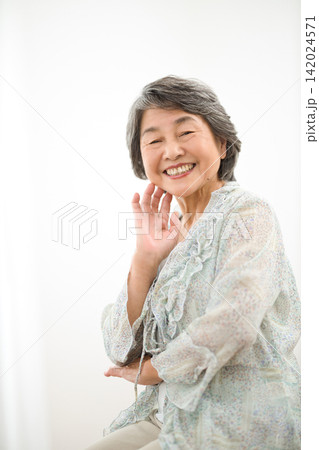 80代女性のポートレート 80代女性のポートレート 142024571